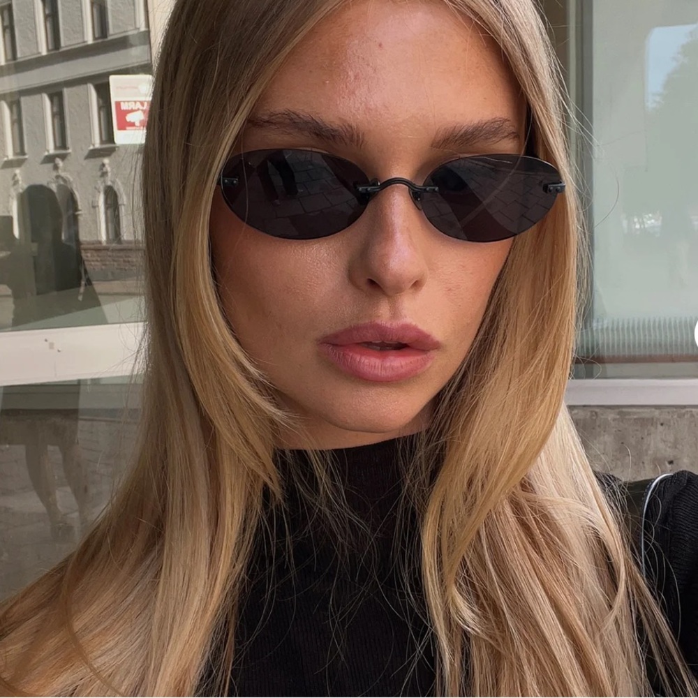 NWT Vehla Cleo Sunglasses - black / smoke